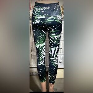 Beyond Yoga leggings 7/8 length Tropical leaf print in Forest Green Size Small